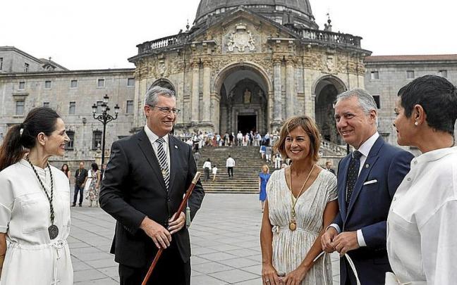 Tejeria, Olano, Alkorta, Urkullu eta Lucia Arieta-Araunabe&ntilde;a Loiolako basilikaren atarian. Argazkia: J. Herrero/Efe