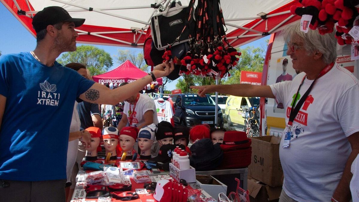 Puesto de 'Merchandaising' en la salida de la Vuelta a España en Gasteiz