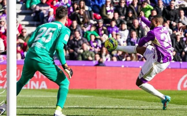 Larin marcó de este modo el definitivo 1-0 ante el Valencia, el pasado domingo en el Nuevo Zorrilla. Larin marcó de este modo el definitivo 1-0 ante el Valencia, el pasado domingo en el Nuevo Zorrilla.
