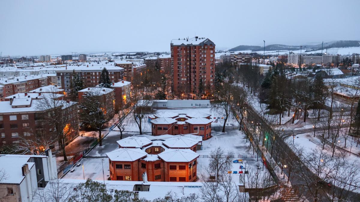 Así ha amanecido Vitoria bajo la nieve este jueves