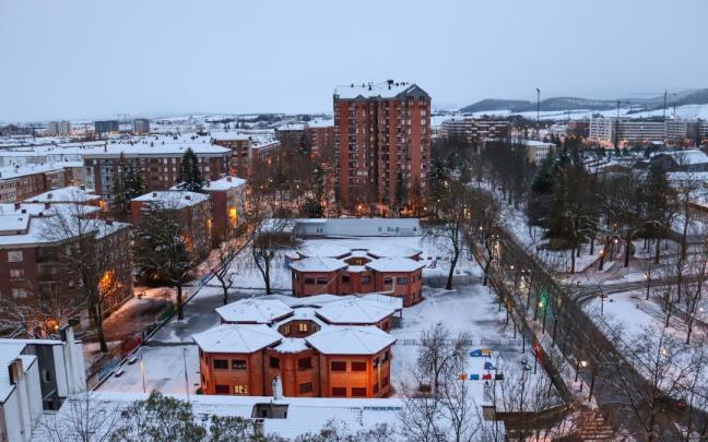 Así ha amanecido Vitoria bajo la nieve este jueves Así ha amanecido Vitoria bajo la nieve este jueves
