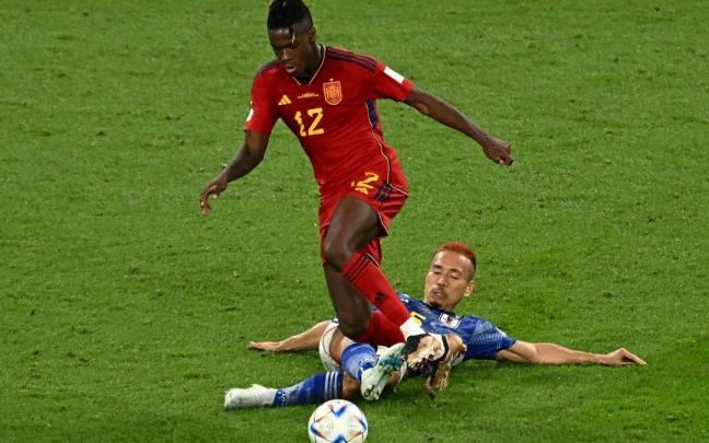 Nico Williams supera a Nagatomo en el partido ante Japón