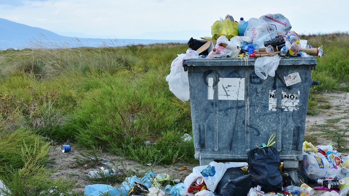 Imagen de recurso de un contenedor a rebosar de basura