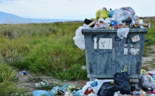 Imagen de recurso de un contenedor a rebosar de basura