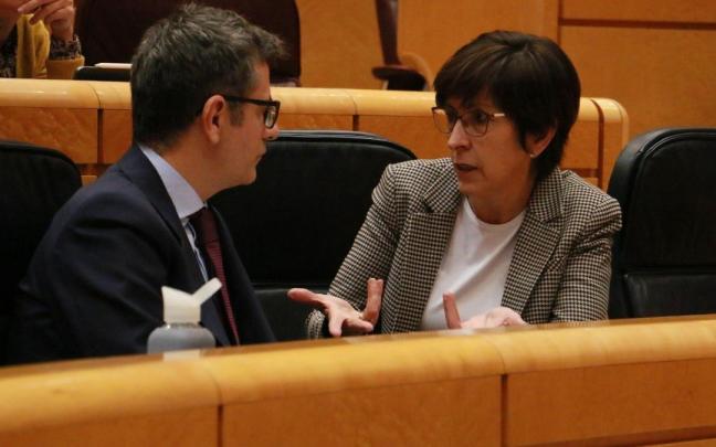 El ministro F&eacute;lix Bola&ntilde;os, con la portavoz del PNV en el Senado, Estefan&iacute;a Beltr&aacute;n de Heredia