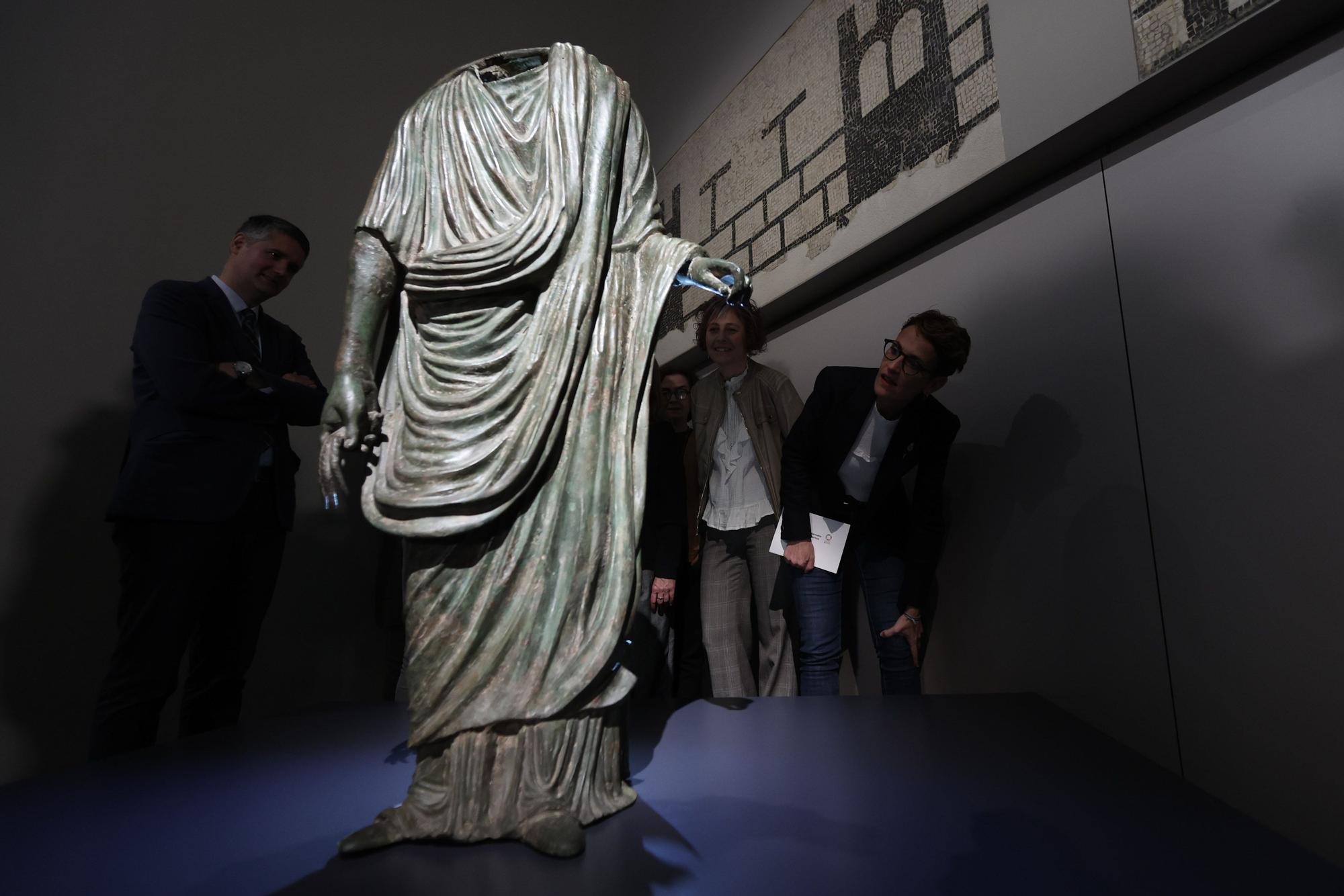 Chivite contempla la escultura del Togado de Pompaelo.