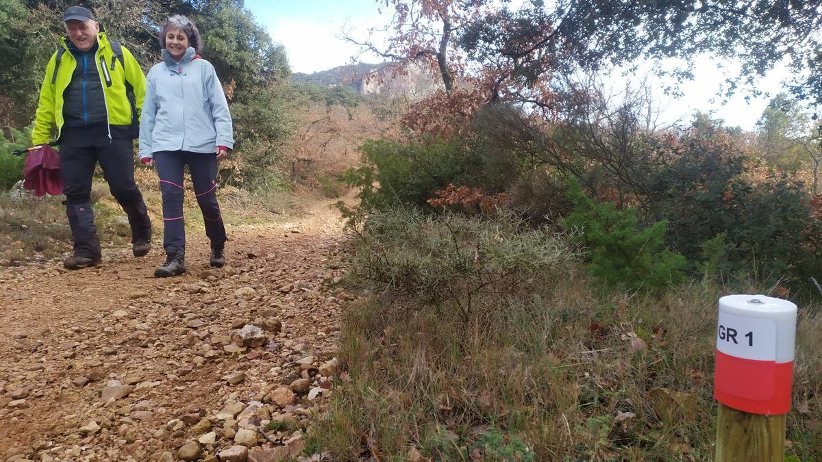 La consejera Esnaola, con representantes de la FNMDE, en uno de los senderos.