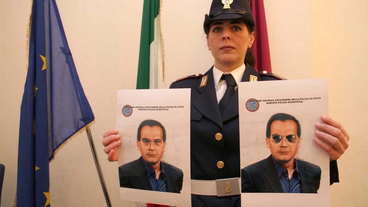 Una agente policial con un retrato roboto de Matteo Messina, en una imagen de archivo.