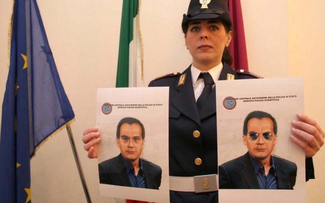 Una agente policial con un retrato roboto de Matteo Messina, en una imagen de archivo. Una agente policial con un retrato roboto de Matteo Messina, en una imagen de archivo.