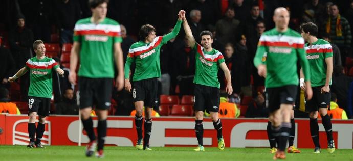 Iturraspe y Susaeta celebran uno de los goles al Manchester United