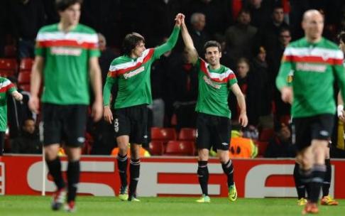 Iturraspe y Susaeta celebran uno de los goles al Manchester United