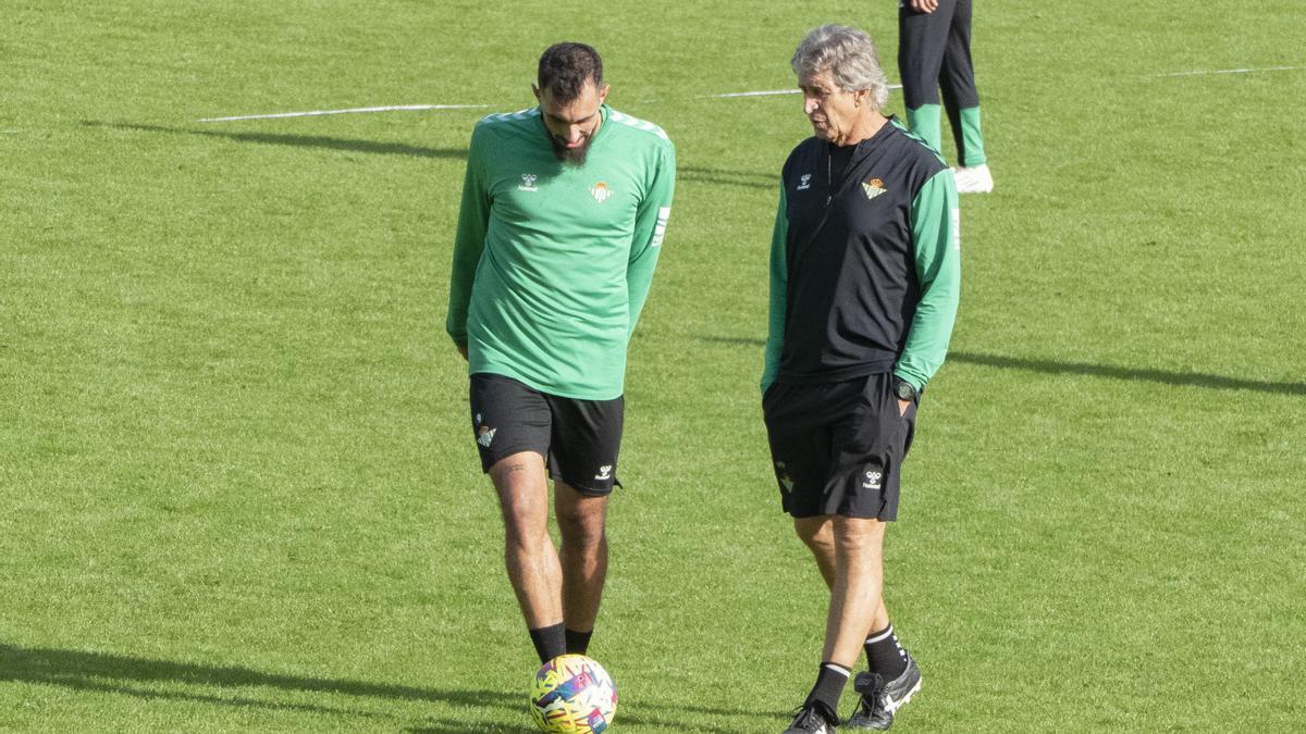 Borja Iglesias y Manuel Pellegrini, durante un entrenamiento del Betis.