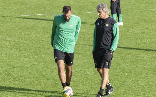 Borja Iglesias y Manuel Pellegrini, durante un entrenamiento del Betis.
