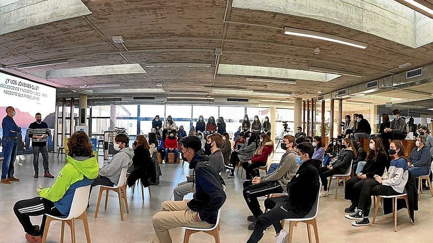 Charla de Jaime Funes, con la participación de un numeroso grupo de jóvenes. | FOTO: N.G.