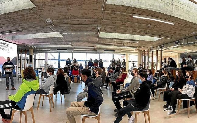 Charla de Jaime Funes, con la participaci&oacute;n de un numeroso grupo de j&oacute;venes. | FOTO: N.G.