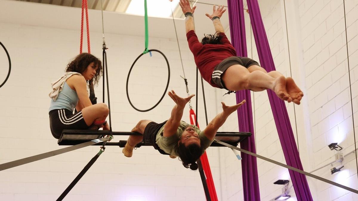 Artistas de circo ensayan en en aros y trapecios