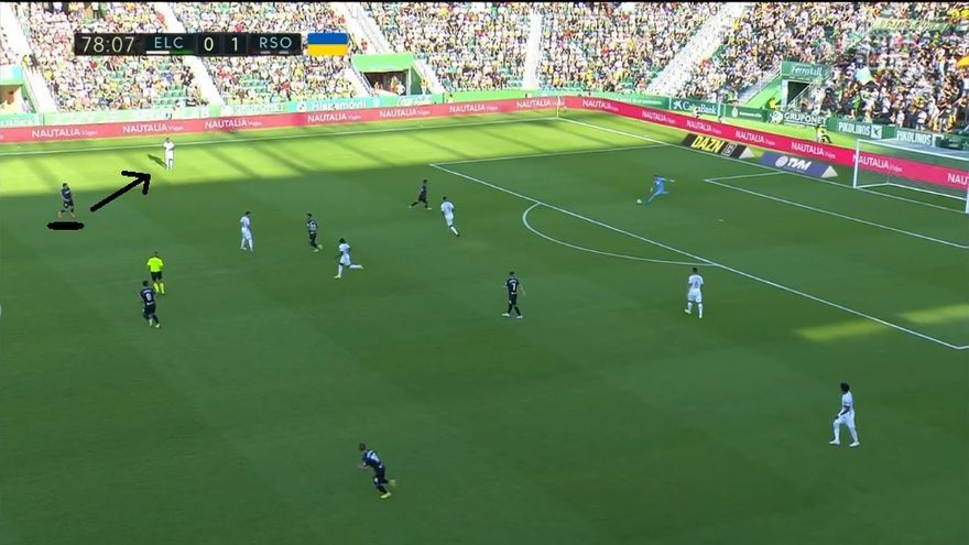 Los txuri-urdin, en cualquier caso, contuvieron con solvencia a su rival. Estuvo bien Remiro (y Le Normand tras rechace) cuando hubo que intervenir. Todo el equipo trabajó de forma solidaria. Y se dieron movimientos de Imanol desde el banquillo para ajustar sobre la marcha. El míster dio entrada a Aritz por el amonestado Zubeldia, quien en la presión debía caer a banda y quedaba expuesto. Y además detectó un problema derivado del empuje final del Elche. Tras relevar a Silva, a Illarra (interior izquierdo) le corresponde apretar fuera a Palacios.