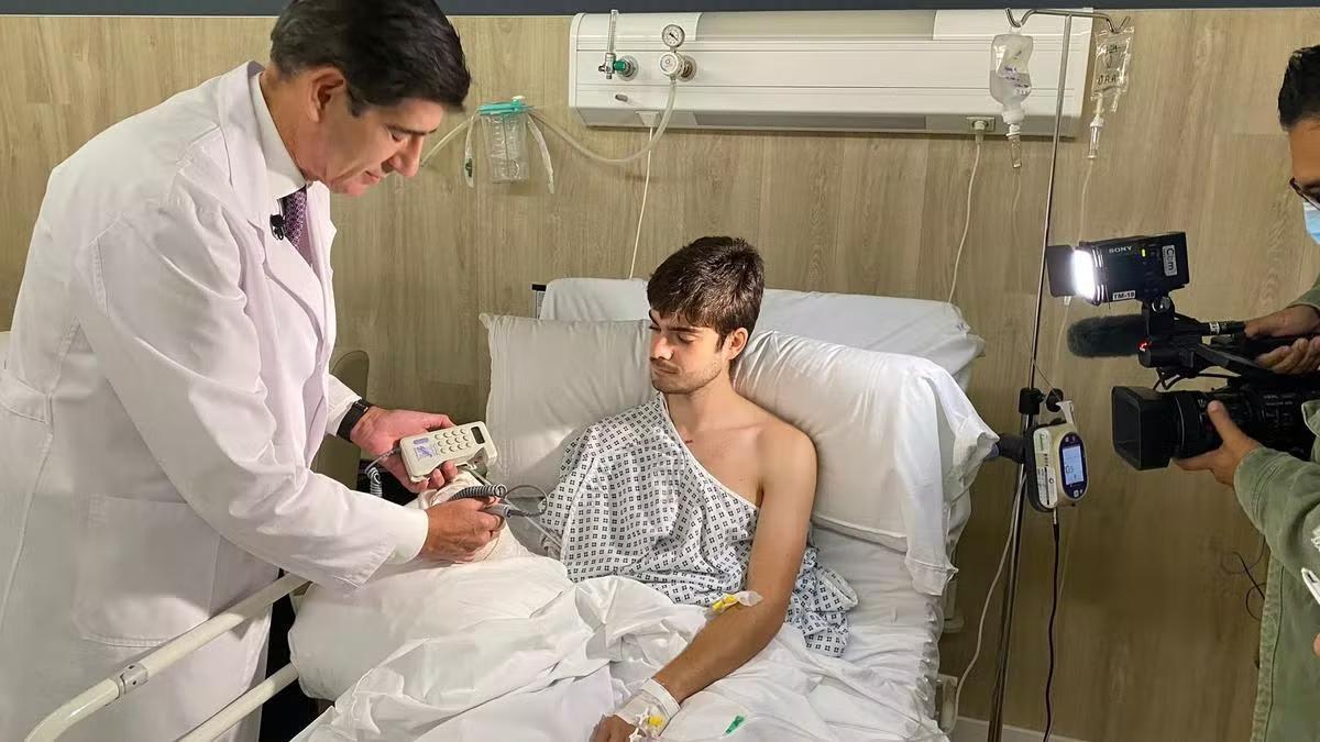 El doctor Piñal atiende a Diego tras la intervención en el Hospital Vithas La Milagrosa de Madrid