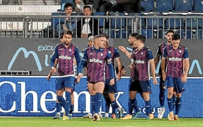 Los jugadores armeros, tras celebrar uno de los goles anotados en Ibiza. | FOTO: LALIGA