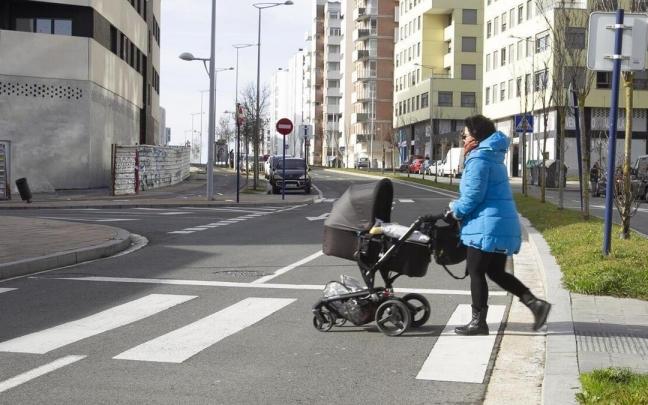 Una mujer, ajena a la informaci&oacute;n, pasea con un carrito por la Avenida de los Derechos Humanos