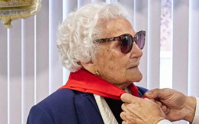 Paca recibe el pañuelo por su centenario.