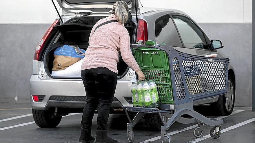 Una mujer mete la compra en el maletero de su vehículo, al salir de un supermercado. | FOTO: E.P.