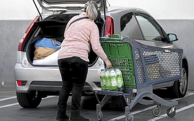 Una mujer mete la compra en el maletero de su veh&iacute;culo, al salir de un supermercado. | FOTO: E.P.