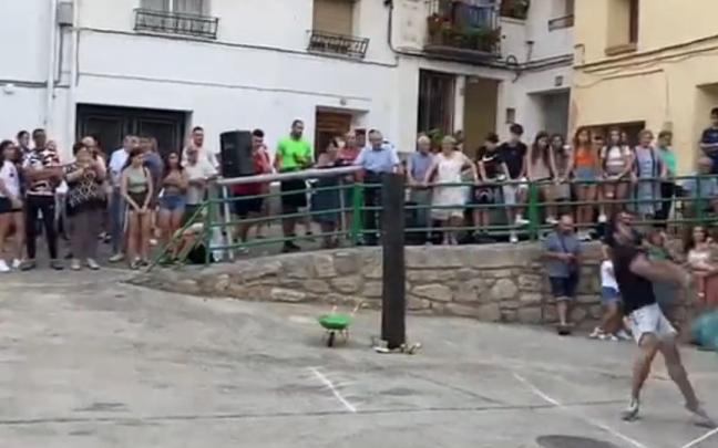 Uno de los participantes del evento durante su turno para lanzar la carretilla. Uno de los participantes del evento durante su turno para lanzar la carretilla.