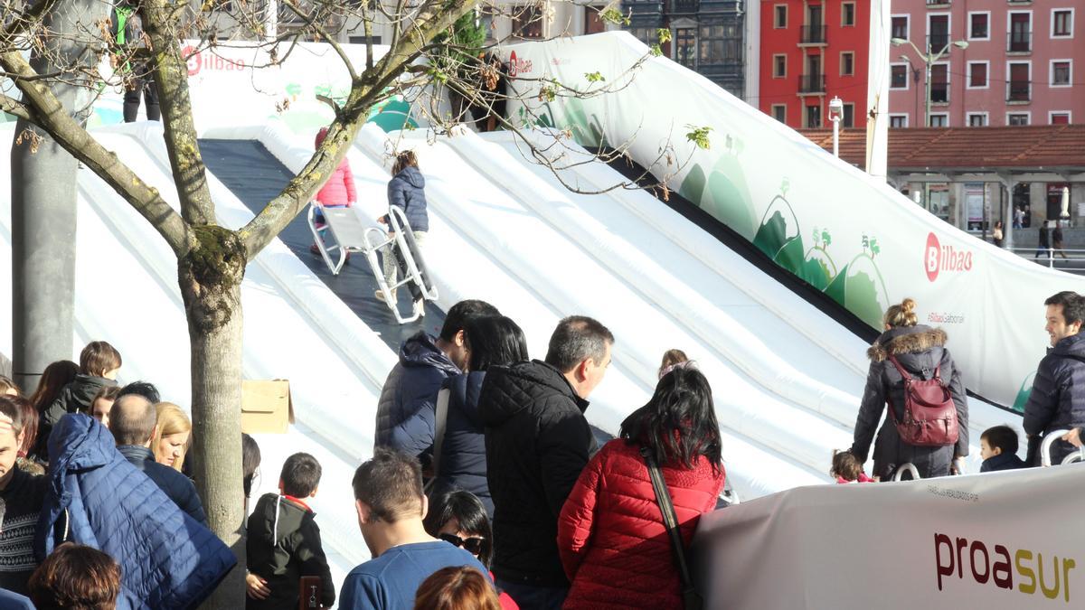 El tobogán hace las delicias de grandes y pequeños en Navidad en Bilbao