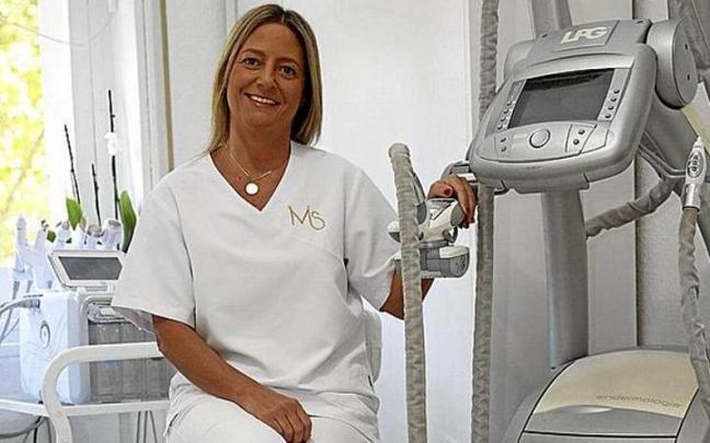 Mar&iacute;a Santos posa en su centro de est&eacute;tica en la calle Navarro Villoslada de Pamplona. | FOTO: DIARIO DE NOTICIAS