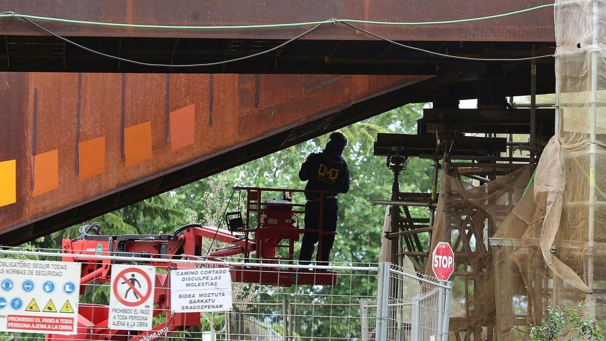 Un empleado, trabajando en la pasarela.