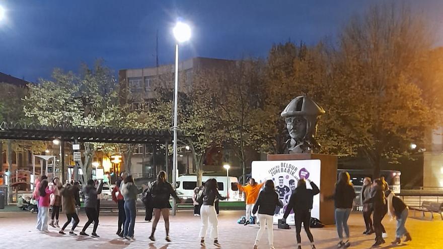 Un grupo de jóvenes lleva a cabo un taller de danzas en plena plaza del Kasko de Sestao.