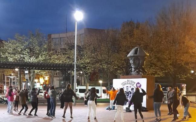 Un grupo de jóvenes lleva a cabo un taller de danzas en plena plaza del Kasko de Sestao.