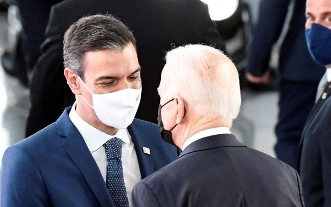 Pedro Sánchez y Joe Biden conversan durante la cumbre de la OTAN en junio de 2021. Pedro Sánchez y Joe Biden conversan durante la cumbre de la OTAN en junio de 2021.