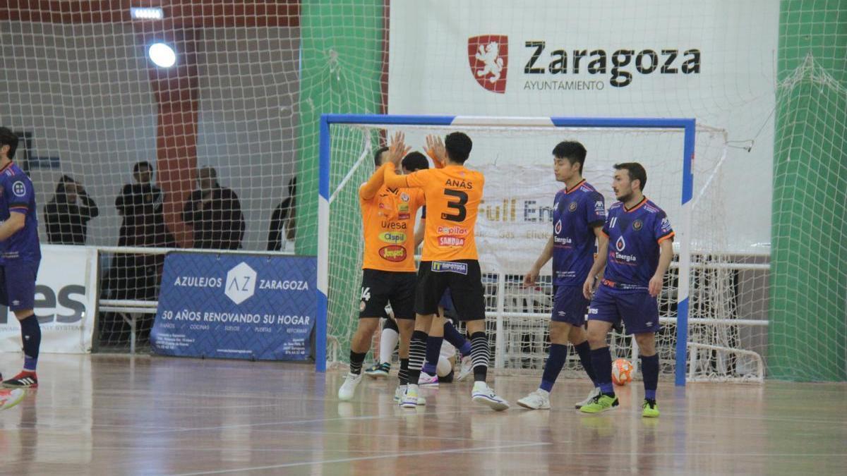 Los jugadores del Aspil celebran uno de los goles.