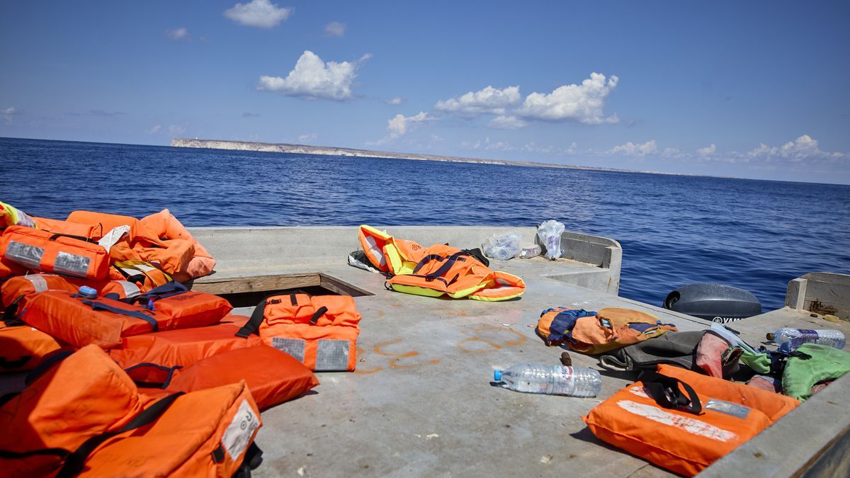 Varios chalecos salvavidas en una patera, en el Mar Mediterráneo.