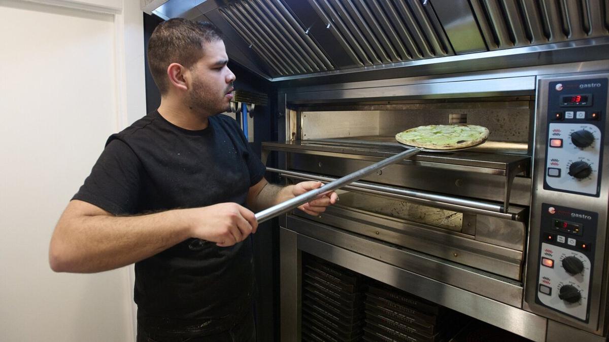 Nico Verag prepara una pizza.