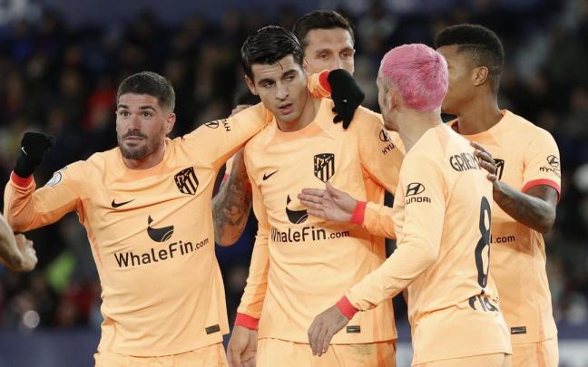 Los jugadores felicitan a Morata por su tanto. Los jugadores felicitan a Morata por su tanto.
