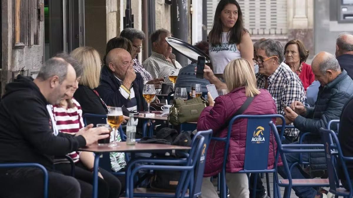 Personas ajenas a la información en una terraza