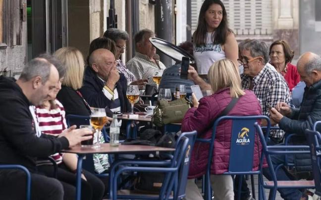 Personas ajenas a la información en una terraza Personas ajenas a la información en una terraza