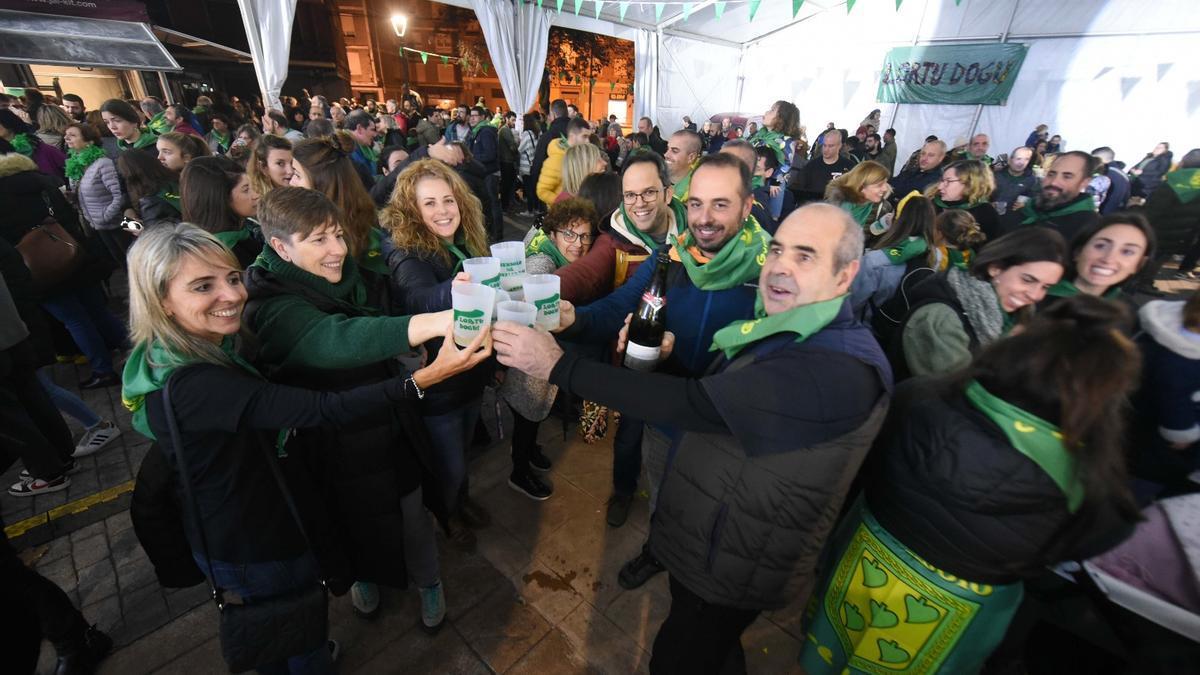 La alegría y el cava se descorchó ayer en Usansolo tras la aprobación en Juntas Generales de su desanexión