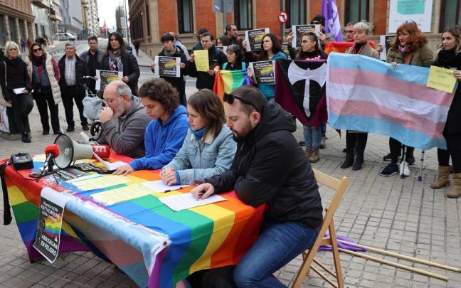 Iván Garde (miembro de Kattalingorri), Maitane Unzu (miembro de Naizen), Saioa Petrizan (trabajadora de Kattalingorri) y Mikel Abaurrea (trabajador de Kattalingune). Iván Garde (miembro de Kattalingorri), Maitane Unzu (miembro de Naizen), Saioa Petrizan (trabajadora de Kattalingorri) y Mikel Abaurrea (trabajador de Kattalingune).