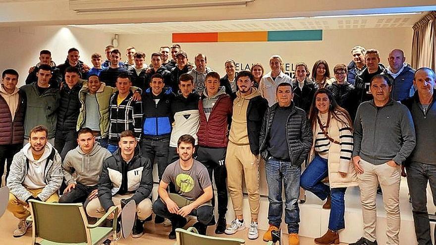 Josu Viana, con los jugadores y directivos del Urola. | FOTO: UROLA