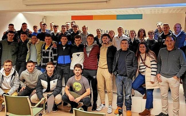Josu Viana, con los jugadores y directivos del Urola. | FOTO: UROLA