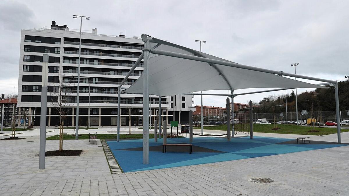 Zona cubierta de juegos infantiles en la plaza Arteleku.
