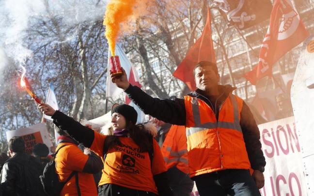 Trabajadores de la empresa productora de aluminio, Alcoa, se manifiestan en Madrid.