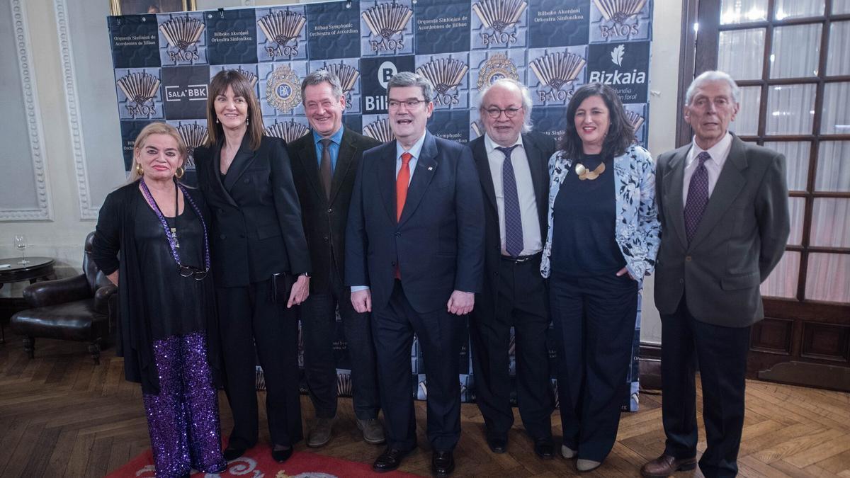 Entrega de la medalla de oro al mérito en las Bellas Artes en la Sociedad Bilbaina