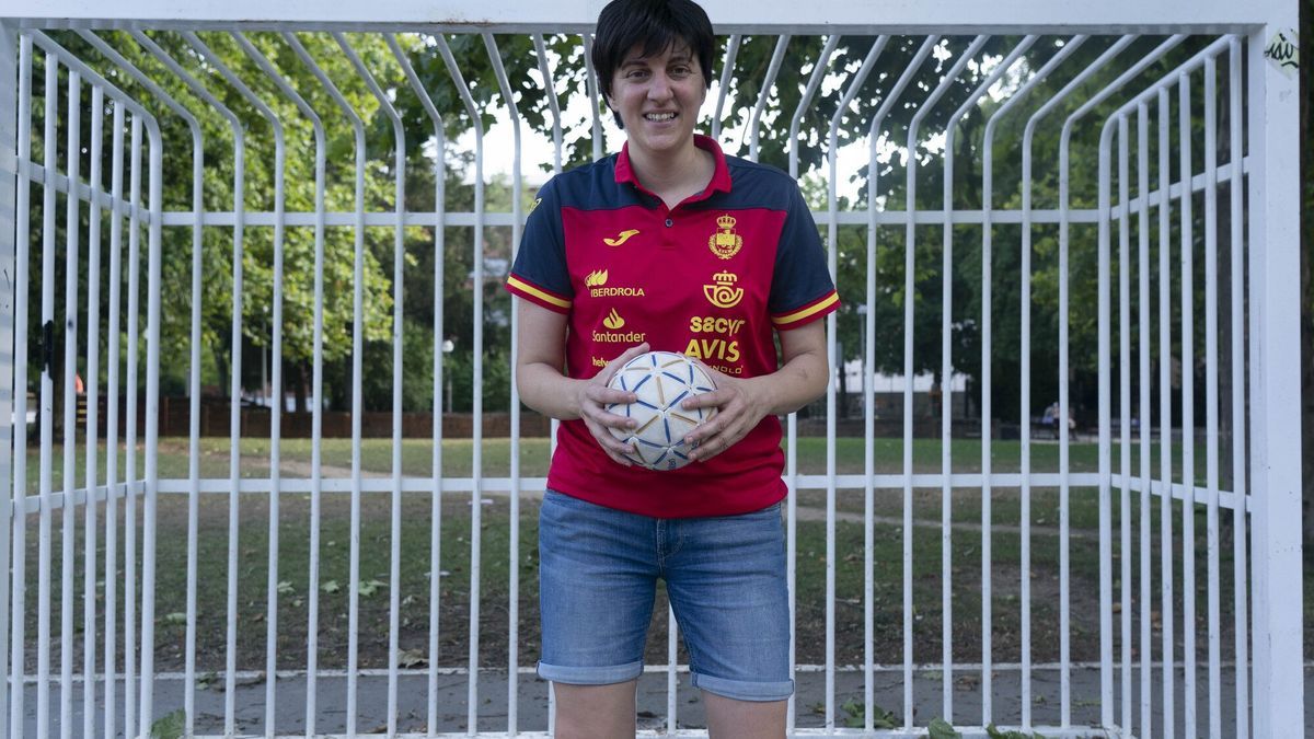 Rakel Varela posa para la entrevista concedida a este periódico en una cancha vitoriana. Foto: Alex Larretxi