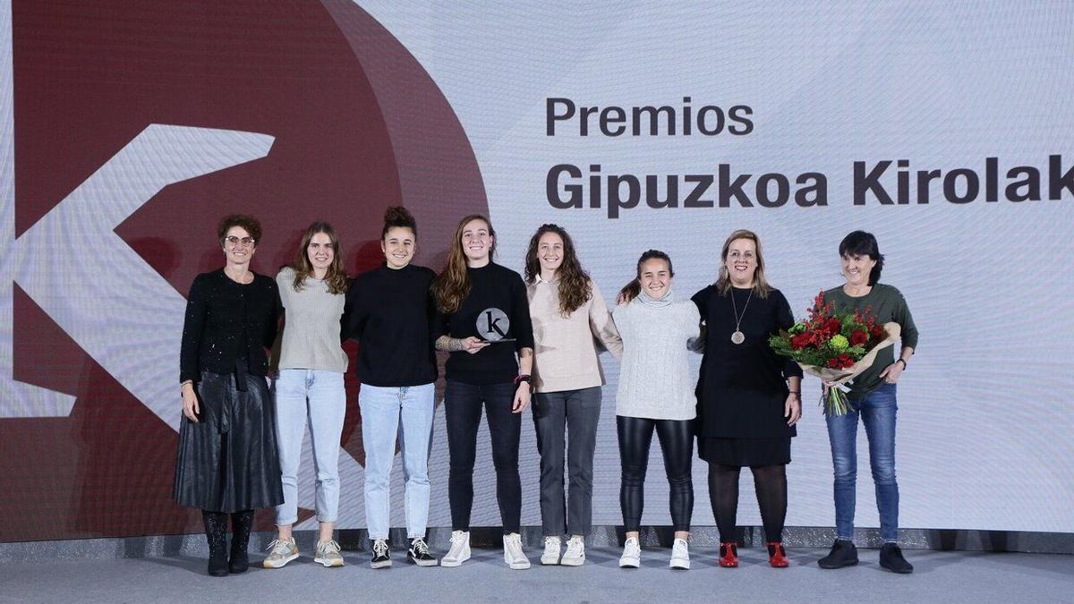 Las jugadoras Mirari Uria, Ana Tejada, Elene Lete, Adriana Nanclares e Izarne Sarasola, flanqueadas por María José Tellería, Goizane Álvarez y Garbiñe Etxeberria.