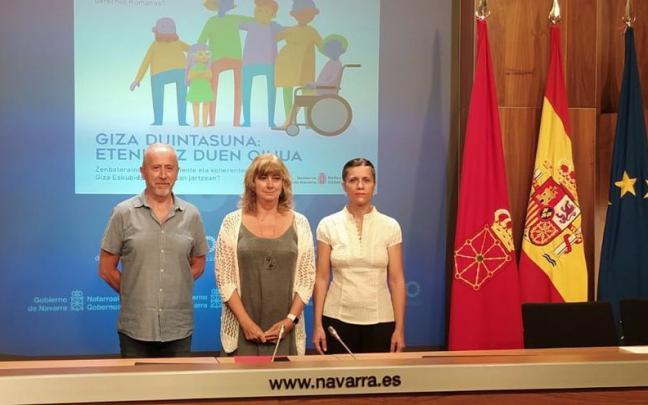 El director de Servicio de Convivencia y Derechos Humanos José María González, la consejera de Relaciones Ciudadanas, Ana Ollo y la artista visual Mª José Llorente. El director de Servicio de Convivencia y Derechos Humanos José María González, la consejera de Relaciones Ciudadanas, Ana Ollo y la artista visual Mª José Llorente.